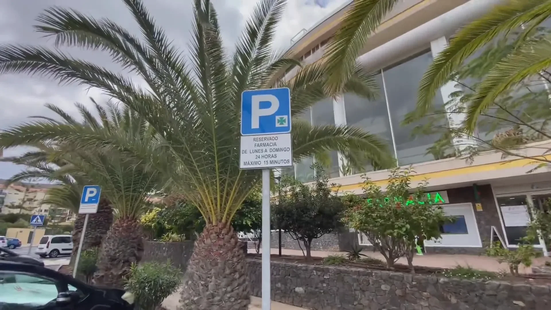 Pharmacy bay painted and signage indicating 15 minute limit